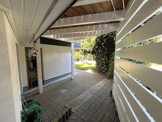 Überdachter Nebeneingang