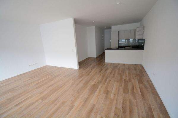 Blick vom Wohn-/Esszimmer auf die Küche