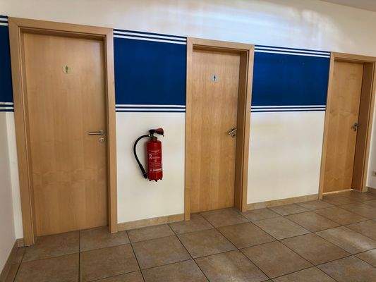 Gepflegte Toiletten und Aufenthaltsraum im UG