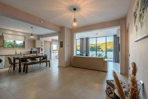 Kreta, Stalos: 2 unabhängige Wohnungen in Strandnähe zu verkaufen