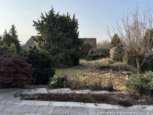 Blick von der Terrasse in den Garten