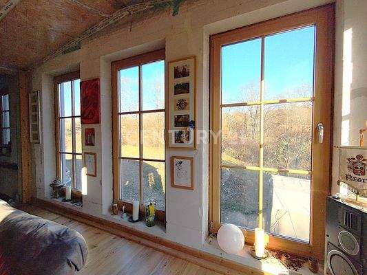 Die bodentiefe Fensterfront im Wohnzimmer