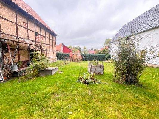 Garten und Scheune links 