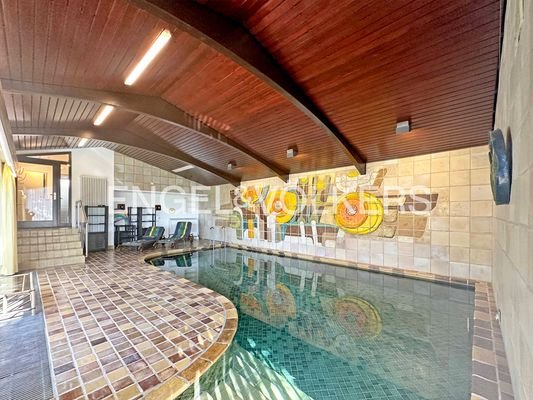 Schwimmhalle mit beheizbarem Pool 