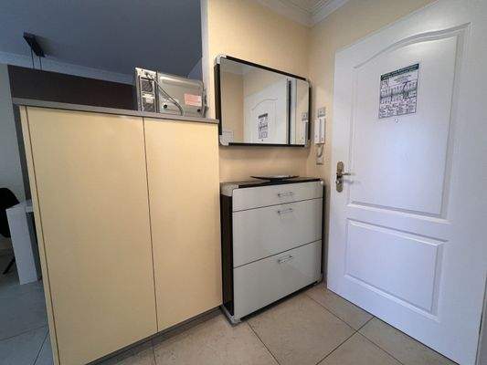 Praktischer Eingangsbereich mit Stauraum und fest verbauten Extras