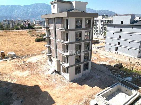 Mountain-View Apartments in a Complex with Pool in Döşemealtı