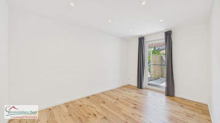 Schlafzimmer mit Zugang zur Terrasse  