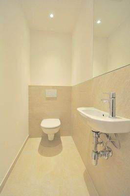 separates WC mit Handwaschbecken