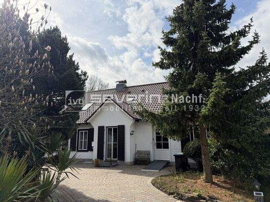 Blick von der Einfahrt zum Haus