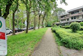 Bushaltestelle vor der Tür.