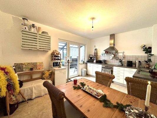 Die helle große Küche …