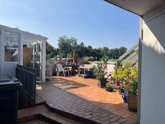 Terrasse vor dem Hauseingang..jpg