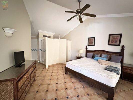 Schlafzimmer mit Schrankraum und Bad/WC