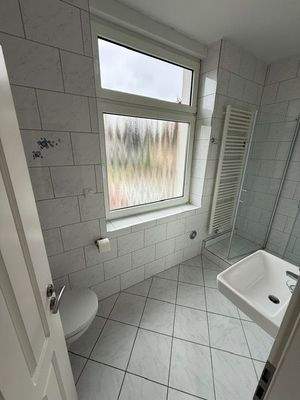 Badezimmer mit Tageslichtfenster