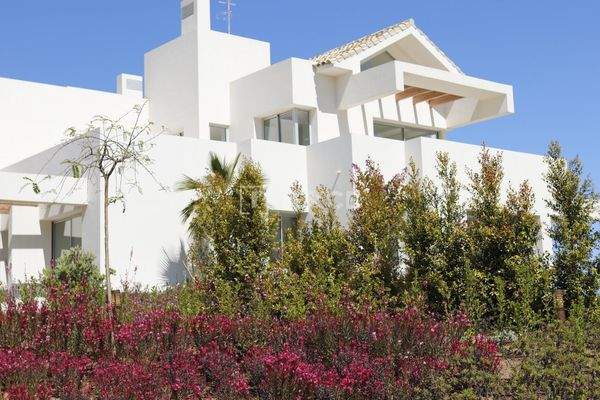 Properties with Spacious Design and Sea Views in Benahavis