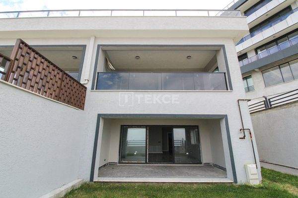 Sea-View Semi-Detached Villas in a Complex with Pool in Yalova