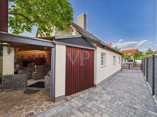 Blick auf die Ein-/ Zufahrt