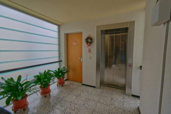 Treppenhaus m. Aufzug