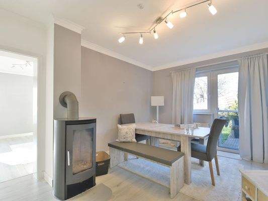 Mit einem Kamin im Essbereich...