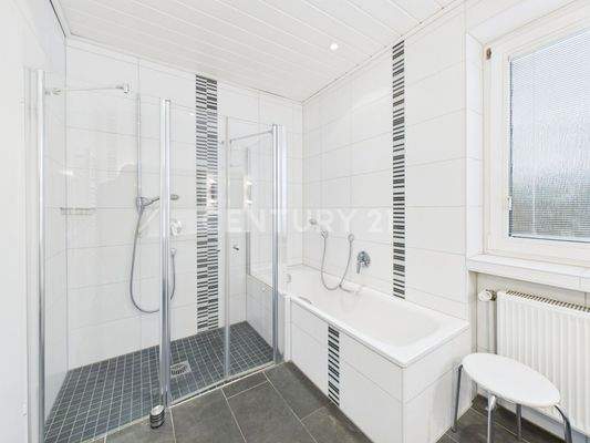 Dusche und Badewanne