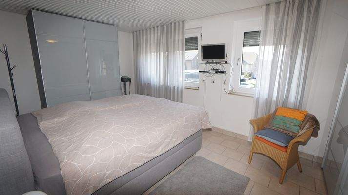 das geräumige Eltern-Schlafzimmer