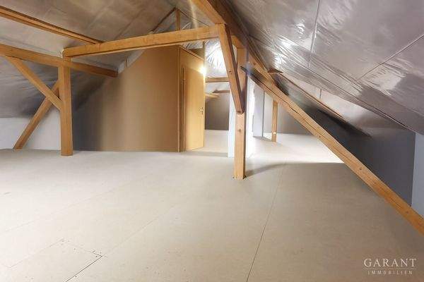 Lichtdurchfluteter Dachboden mit Holzbeams