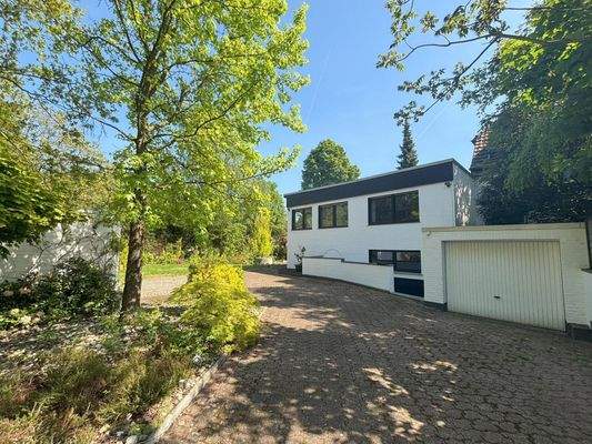 Einfahrt und Garage am Haus