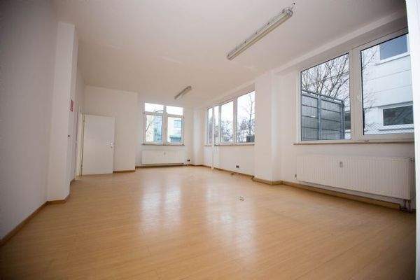 Rechts Büro und Nebenraum