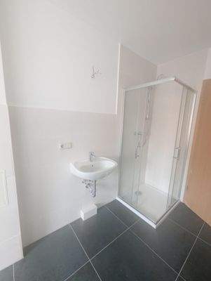 bodengleiche Dusche im Badezimmer (4-Raum Wohnung)