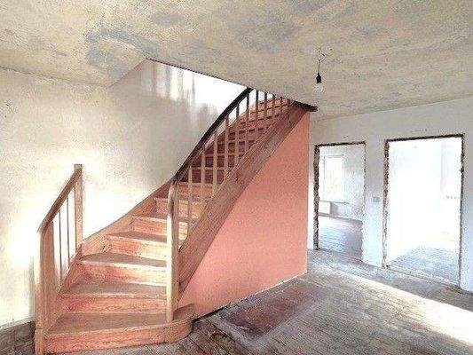 EG: Wohndiele und Treppen ins OG