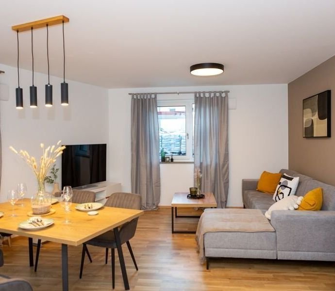 Neubau: Sonnige 3-Zimmerwohnung mit Balkon, modernem Bad - neue EBK inklusive