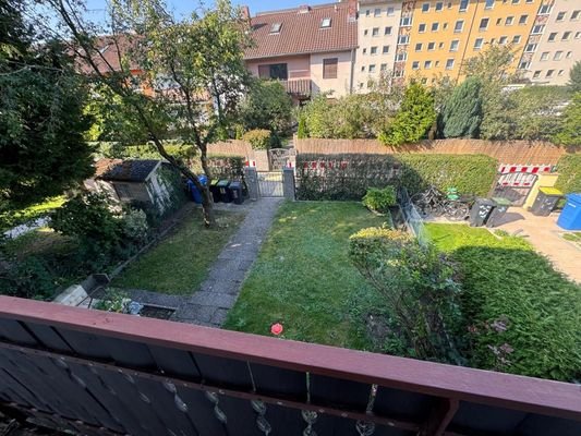 Blick vom Balkon in den Garten