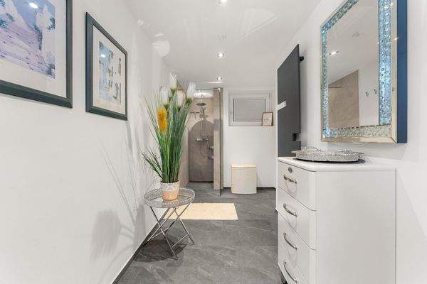 Wellnessbereich mit Dusche und Sauna