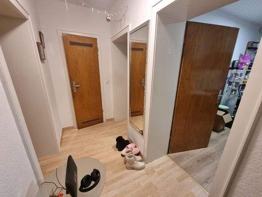 Heller Flur mit Türen