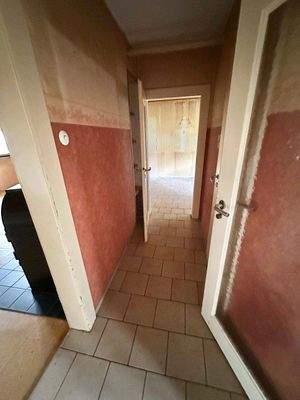 FLUR IM EG MIT BLICK ZUR KÜCHE