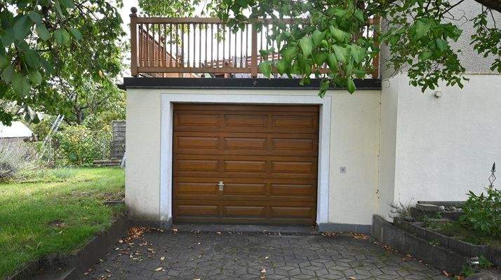 ...mit Einzelgarage am Haus