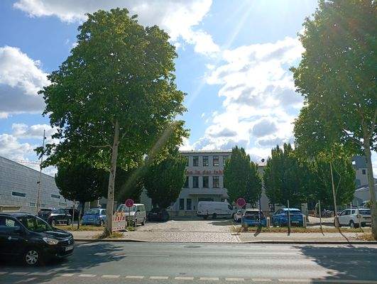 Grundstück gegenüber