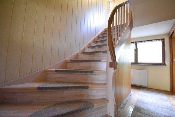 20 Treppe zum Obergeschoss.JPG