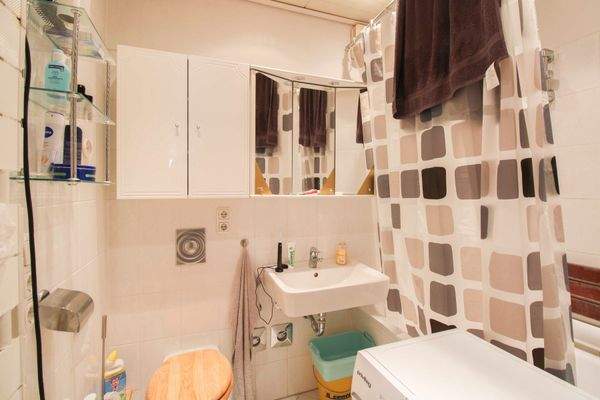 05. Badezimmer mit Duschwanne mit Tür