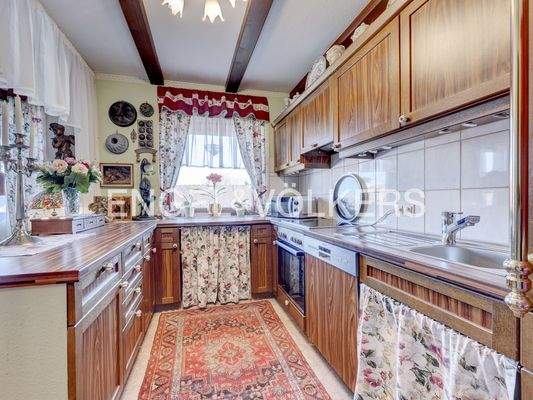 ...mit Zugang zur Küche.