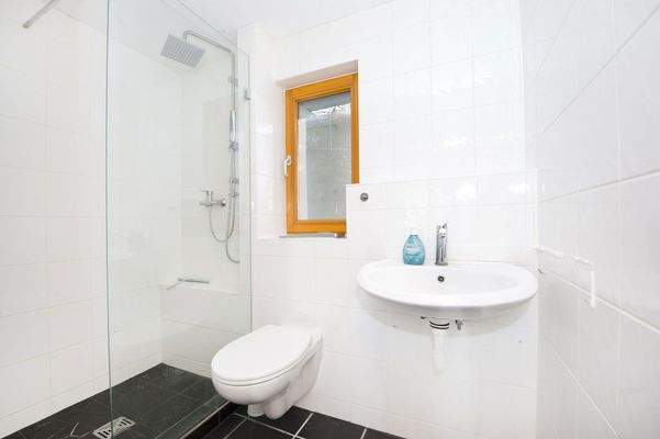 Bad im Nebengebäude