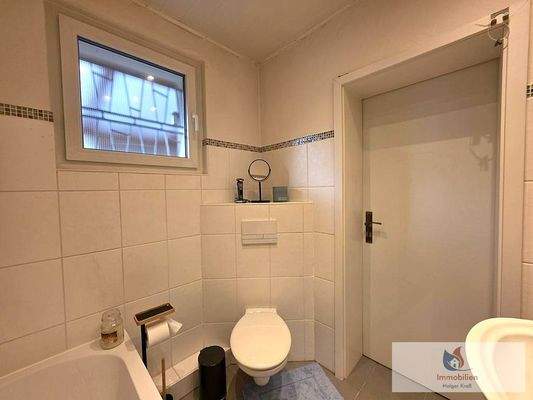 Badezimmer mit Badewanne EG