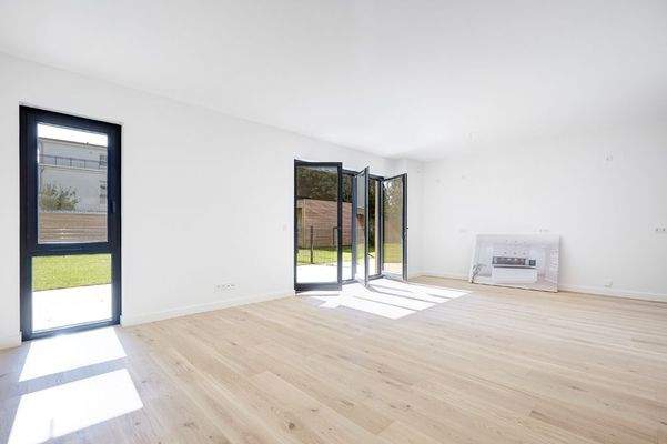 Wohnraum mit offener Küche im Erdgeschoss