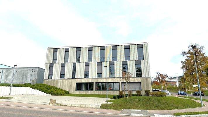 Außenansicht mit Parkplätzen