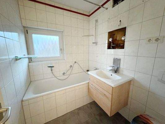 Hell gefliestes Bad mit Fenster