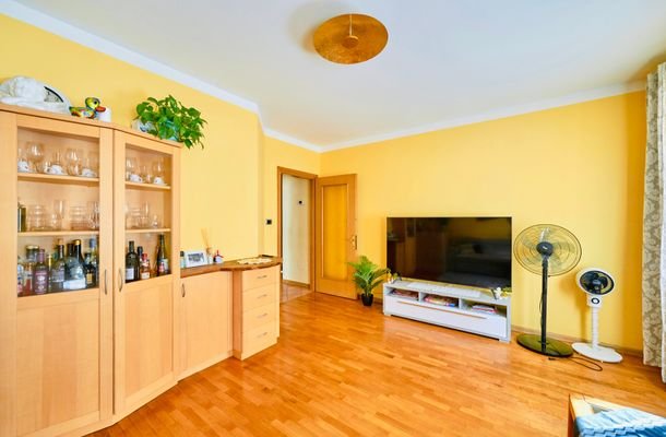 Kaltern-Caldaro-Dreizimmerwohnung-trilocale-Altbau-Studio-Hobbyraum-Keller-cantina-Zentrum-centro