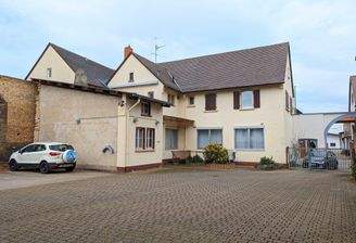 Gebäudeansicht und Hof