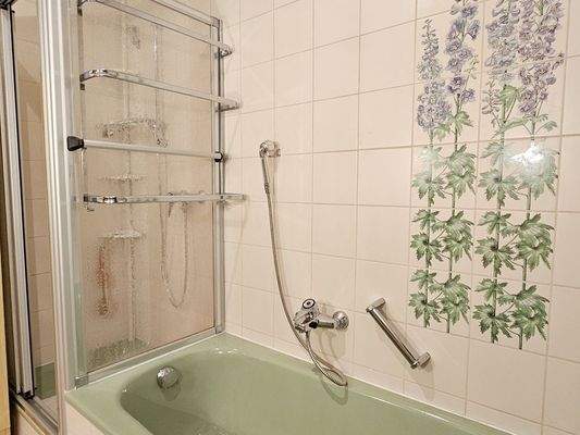 5241 - Bad mit Dusche und Einbauwanne