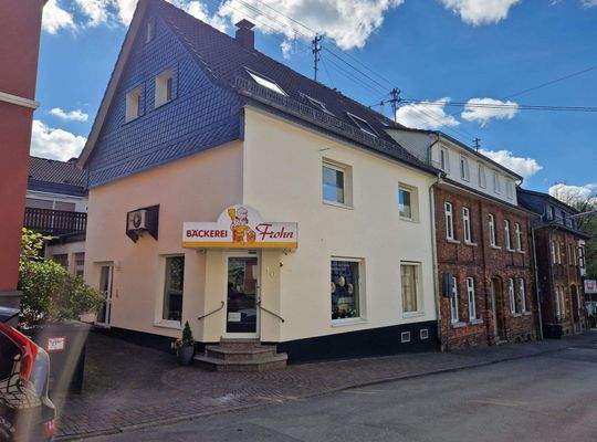 2473 Wohn-/Geschäftshaus in Much