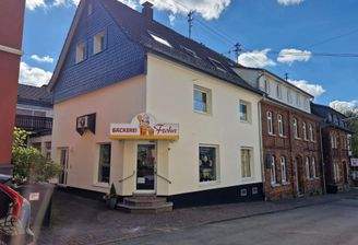 2473 Wohn-/Geschäftshaus in Much